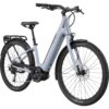 Sininen Cannondale Adventure Neo 3.1 EQ sähköcitypyörä etuviistosta kuvattuna