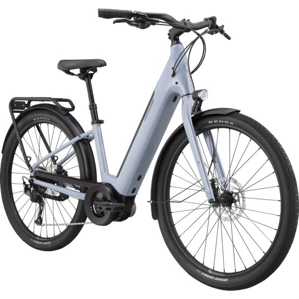 Sininen Cannondale Adventure Neo 3.1 EQ sähköcitypyörä etuviistosta kuvattuna