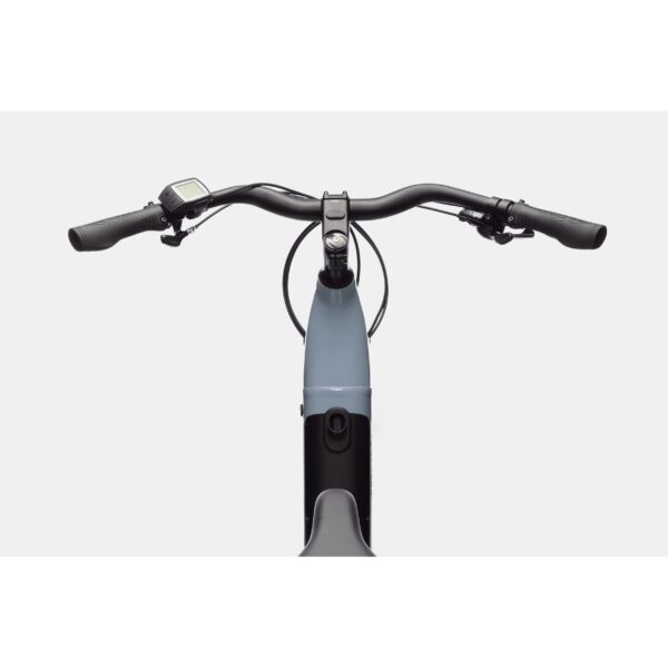 Sinisen Cannondale Adventure Neo 3.1 EQ sähköcitypyörän ohjaamo