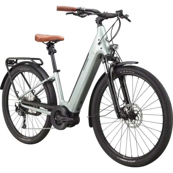 Cannondale Adventure Neo 2 EQ sähköcitypyörä etuviistosta kuvattuna