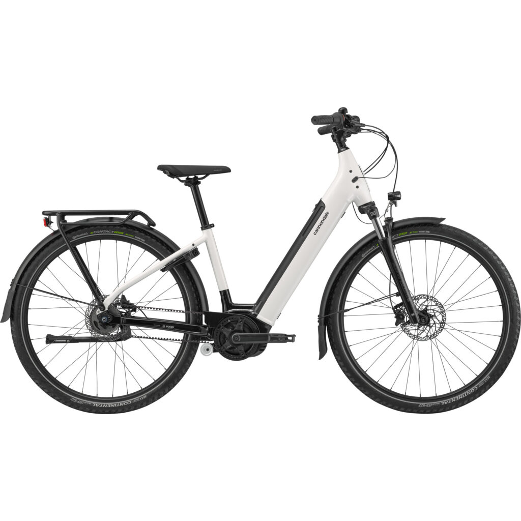 Valkoinen vuoden 2024 Cannondale Mavaro Neo 4 Low Step-Thru sähköavusteinen kaupunkipyörä