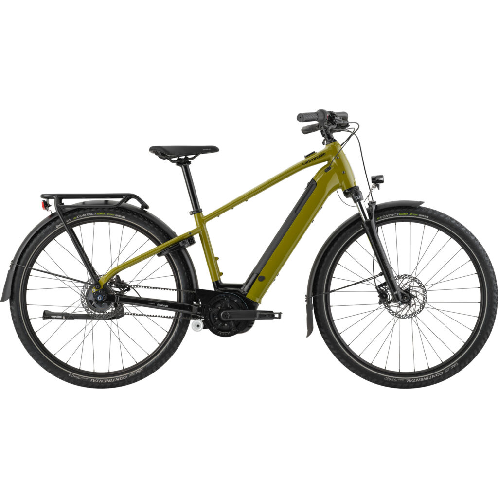 Vuoden 2024 sähköcitypyörä Cannondale Mavaro Neo 4 oliivinvihreässä värissä sivusta kuvattuna