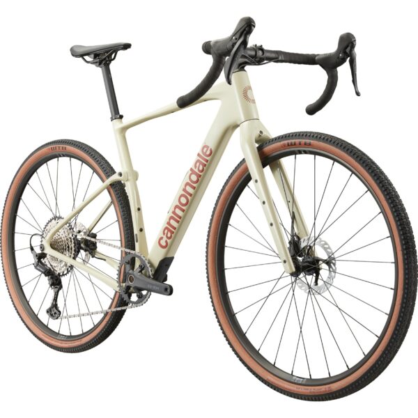 Valkoinen Cannondale Topstone Carbon 3 GRX 1x gravel-pyörä etuviistosta kuvattuna