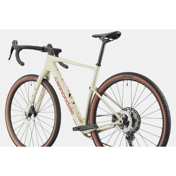 Valkoinen Cannondale Topstone Carbon 3 GRX 1x gravel-pyörä takaviistosta kuvattuna