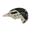 Beige/musta Oakley DRT5 Maven MIPS pyöräilykypärä sivulta kuvattuna