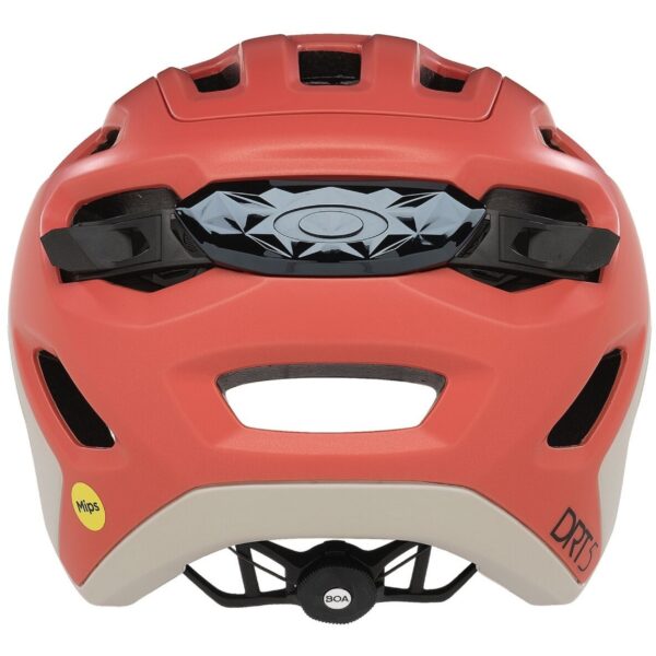 Beige/punainen Oakley DRT5 Maven MIPS pyöräilykypärä takaa kuvattuna