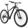 Musta Cannondale Trail 2 maastopyörä etuviistosta kuvattuna