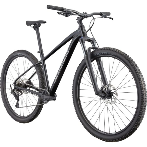 Musta Cannondale Trail 2 maastopyörä etuviistosta kuvattuna