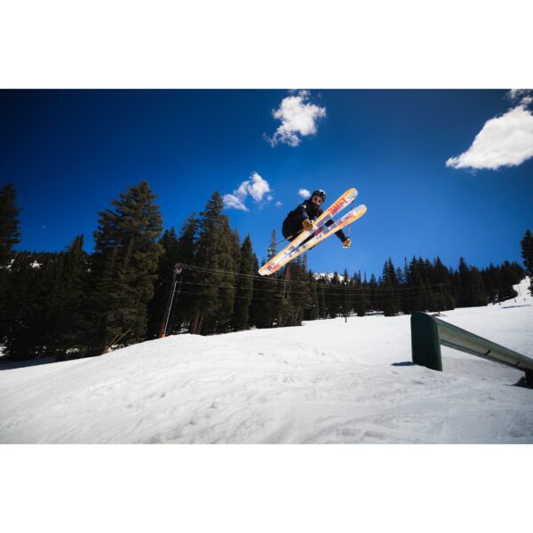 Line Tom Wallisch Pro 2026 parkki/freestyle-sukset fiiliskuvassa