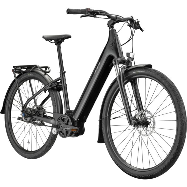 Cannondale Mavaro 4 Low Step-Thru sähköcitypyörä etuviistosta kuvattuna