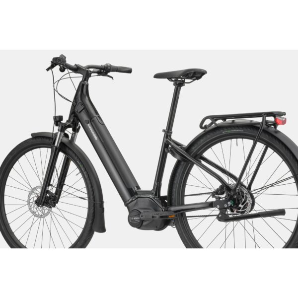 Cannondale Mavaro 4 Low Step-Thru sähköcitypyörä takaviistosta kuvattuna
