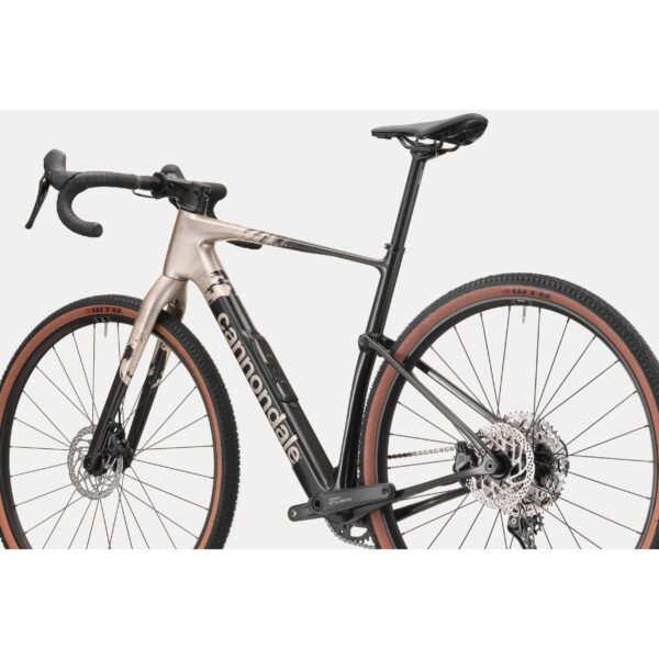 Cannondale Topstone Carbon 4 CUES 1x gravel-pyörä takaviistosta kuvattuna