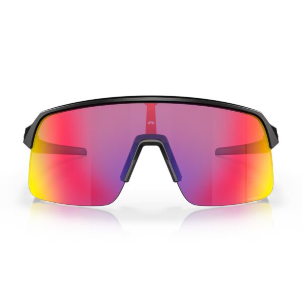 Oakley Sutro Lite Matte Black Prizm Road urheilu/aurinkolasit edestä kuvattuna sangat auki