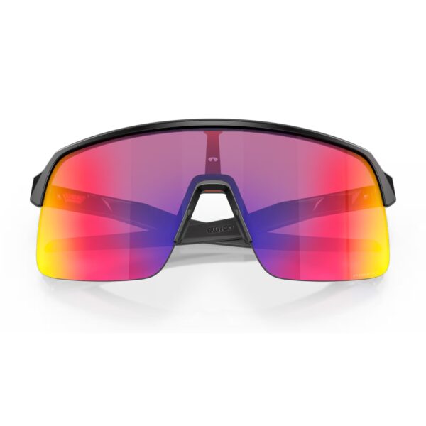 Oakley Sutro Lite Matte Black Prizm Road urheilu/aurinkolasit edestä kuvattuna sangat kiinni