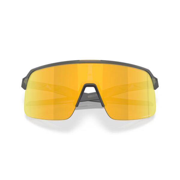 Oakley Sutro Lite Matte Olive Ink Prizm 24K urheilu/aurinkolasit edestä kuvattuna sangat kiinni