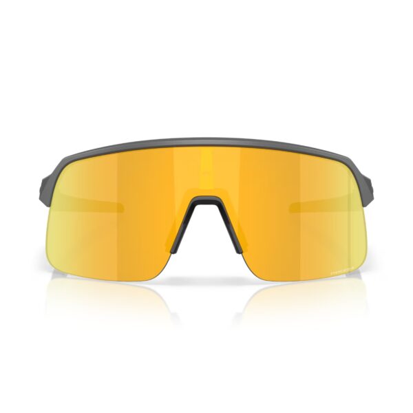 Oakley Sutro Lite S Matte Carbon Prizm 24K urheilu/aurinkolasit edestä kuvattuna sangat auki