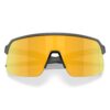 Oakley Sutro Lite S Matte Carbon Prizm 24K urheilu/aurinkolasit edestä kuvattuna sangat kiinni