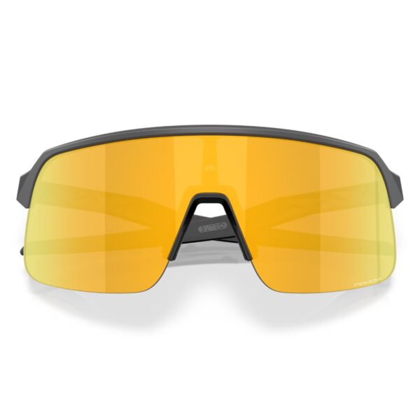 Oakley Sutro Lite S Matte Carbon Prizm 24K urheilu/aurinkolasit edestä kuvattuna sangat kiinni
