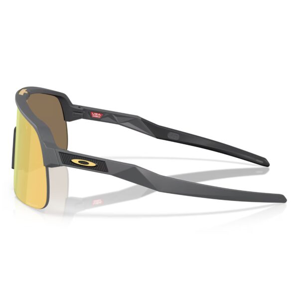 Oakley Sutro Lite S Matte Carbon Prizm 24K urheilu/aurinkolasit sivusta kuvattuna