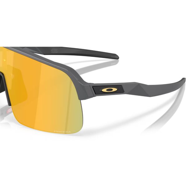 Oakley Sutro Lite S Matte Carbon Prizm 24K urheilu/aurinkolasit yksityiskohta