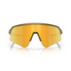 Oakley Sutro Lite Sweep Brass Tax Prizm 24K urheilu/aurinkolasit edestä kuvattuna sangat auki