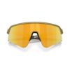Oakley Sutro Lite Sweep Brass Tax Prizm 24K urheilu/aurinkolasit edestä kuvattuna sangat kiinni