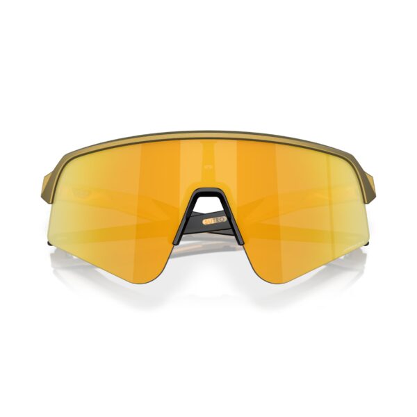 Oakley Sutro Lite Sweep Brass Tax Prizm 24K urheilu/aurinkolasit edestä kuvattuna sangat kiinni