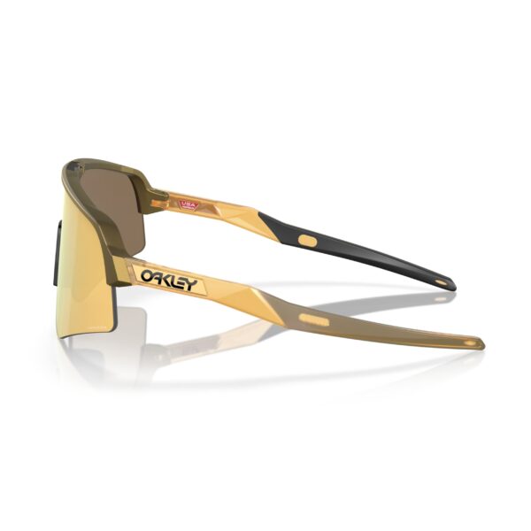 Oakley Sutro Lite Sweep Brass Tax Prizm 24K urheilu/aurinkolasit sivusta kuvattuna