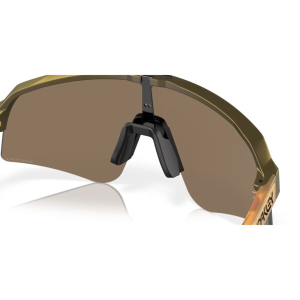 Oakley Sutro Lite Sweep Brass Tax Prizm 24K urheilu/aurinkolasit yksityiskohta