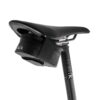 Fizik Saddle Bag satulalaukku satulaan kiinnitettynä