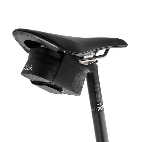 Fizik Saddle Bag satulalaukku satulaan kiinnitettynä