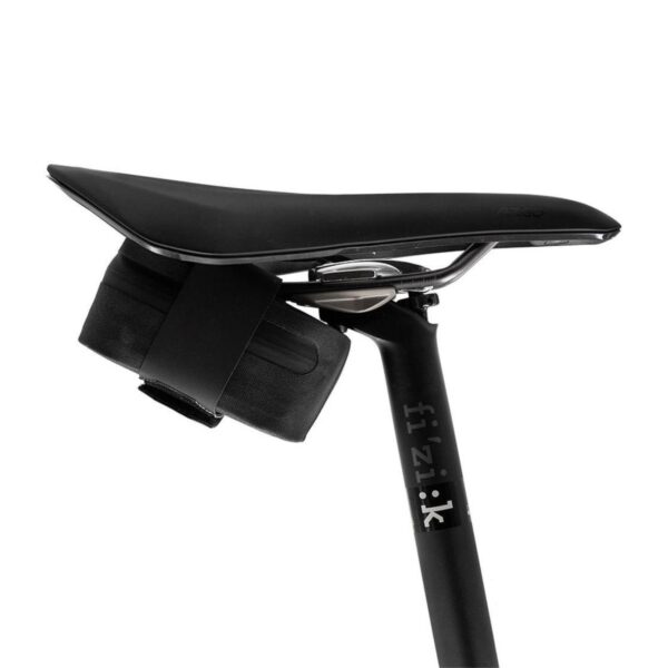 Fizik Saddle Bag satulalaukku satulaan kiinnitettynä