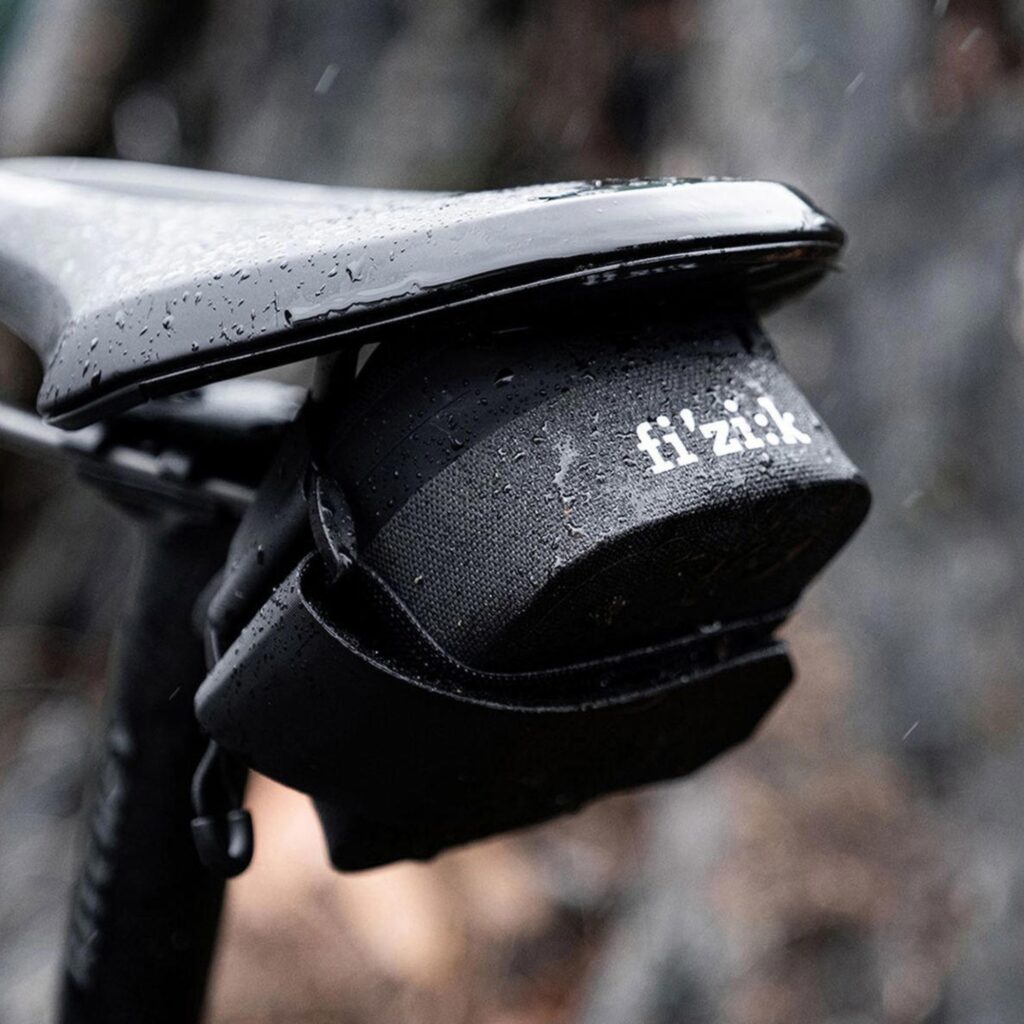Fizik Saddle Bag satulalaukku satulaan kiinnitettynä