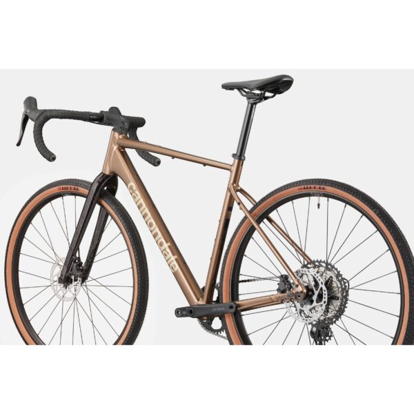 Ruskea Cannondale Topstone CAAD 1 GRX 1x gravel-pyörä takaviistosta kuvattuna
