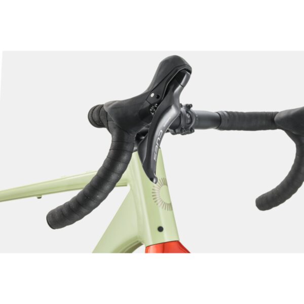 Vihreä Cannondale Topstone CAAD 2 CUES 1x gravel-pyörä ohjaustanko läheltä kuvattuna