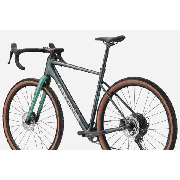 Vihreä Cannondale Topstone CAAD 3 CUES 1x gravel-pyörä takaviistosta kuvattuna